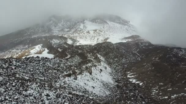 Widok z lotu ptaka na kraterze wulkanu Pico Viejo na Teneryfie, pokryte śniegiem i chmurami. — Wideo stockowe