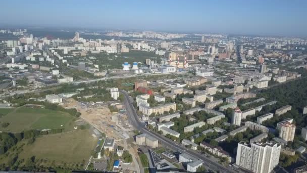 モスクワ市の航空写真。モスクワ市の住宅街とオフィスビジネスセンターのドローンショット。晴れた日モスクワの街並み. — ストック動画