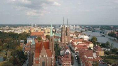 Wroclaw Katedral Adası havadan görünümü. Ostrow Tumski, St John Katedrali Baptist, Katedra Swietego Jana Chrzciciela, Old Town, Stare Miasto, Polonya, Polska üzerinde inin