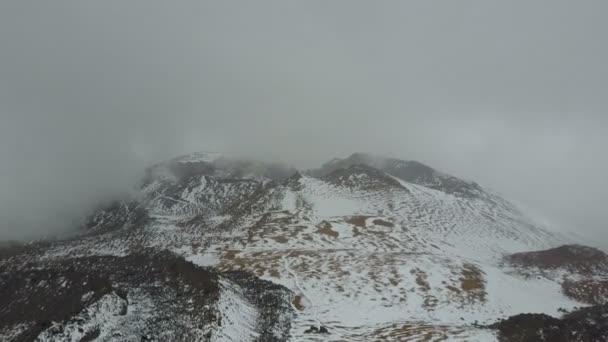 Svår öken bergslandskap. Tuffa förhållanden för att överleva. Aerial utsikt över toppmötet i vulkanen Pico Viejo på Teneriffa, täckt med snö och moln. — Stockvideo