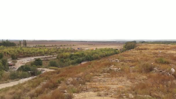 Vue aérienne de camions amenant ordures, déchets à la décharge, dépotoir. Personnes sans abri à la recherche de déchets pour recycler ou revendre .