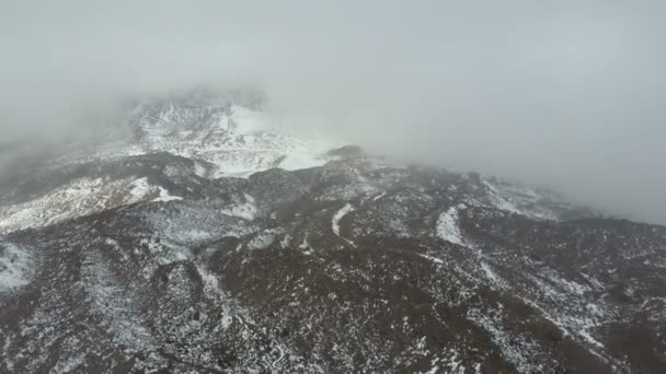 Гірський ландшафт пустелі. Умови для виживання. Вигляд згори на вершину вулкану Тейде на Тенерифе, покритий снігом і хмарами.. — стокове відео