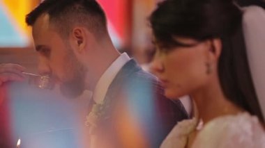 Düğün sırasında Ortodoks Kilisesi 'nde gelin ve damadın yakın plan profilli portresi..
