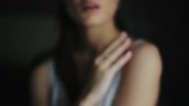 Zarif peignoir giymiş güzel seksi bayan ellerini dudaklarına ve omuzlarına koyar, gülümser ve utangaç bir şekilde arkasını döner. Model kız portresi ve seksi köstebek kameraya bakıyor..