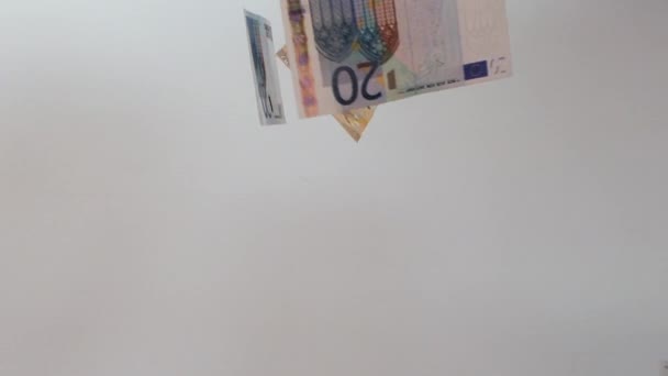 Regen von Euro-Banknoten. Euro-Banknoten fallen in Zeitlupe vor weißem Hintergrund. — Stockvideo