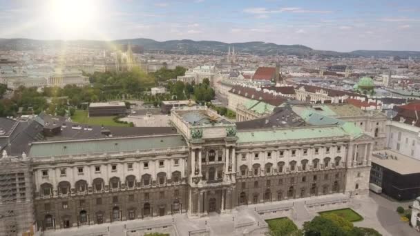 Luchtfoto van Wenen. Neue Burg maakt deel uit van de Weense Hofburg en het monumentale Kaiserforum. De skyline van Wenen. Kathedralen en stadsgezichten Stad Wenen, Oostenrijk — Stockvideo