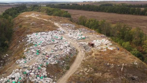 Vista aérea de residuos embalados en un vertedero. Empleados y carroñeros están procesando residuos en un basurero. Gran pila de basura en el sitio de clasificación . — Vídeo de stock