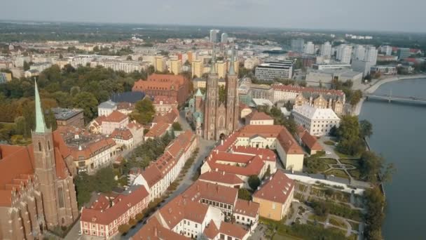 Dynamische luchtbeelden van Wroclaw: Cathedral Island in Wroclaw, Polen. Marktplein, Sky Tower, St. Elisabeth kerk, Stad panoramisch uitzicht. Reizen door Europa. — Stockvideo