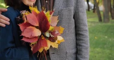 Son sınıf öğrencisi hasta karısını bir sonbahar ağacının altında kucaklıyor ve rahatlatıyor. Hasta ve kötü görünüyor. Gözlerinin altında torbalar var. İnsanlar sosyal zorluklar yaşıyorlar ve tedaviye ihtiyaçları var..