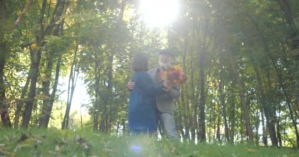 Feliz pareja de ancianos bailando en el otoño entre los árboles y disfrutando del pasatiempo - cámara lenta. Buena risa. . — Vídeos de Stock