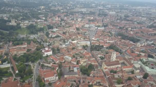 Hermosa vista aérea del casco antiguo de Vilna, la capital de Lituania. Vuelo sobre el centro antiguo de la ciudad europea . — Vídeo de stock