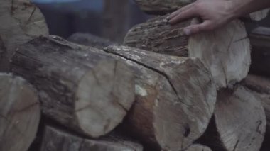 Mans el bir yığın kış için saklanan meşe yakacak odun blokları ahşap yapısı hissediyor.