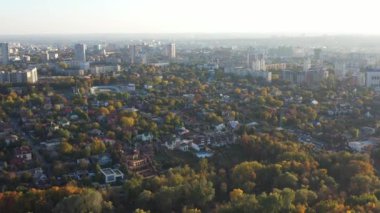 Şehir parkında çok renkli sonbahar ağaçları. Sonbahar Harkov şehri hava manzarası. Güzel sonbahar şehir parkı ve arka planda yüksek binalar.