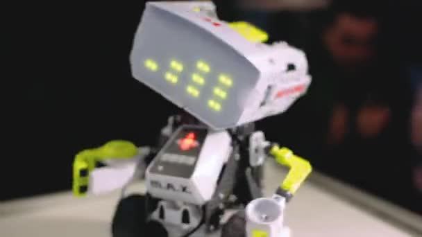 Kharkiv, Ukrayna - 09 Kasım 2019: Meccano Max robotu interaktif bir bilim ve eğlence sergisinde insanları alkışlıyor ve biniyor. Yeni bir yapay zeka modeli.. — Stok video