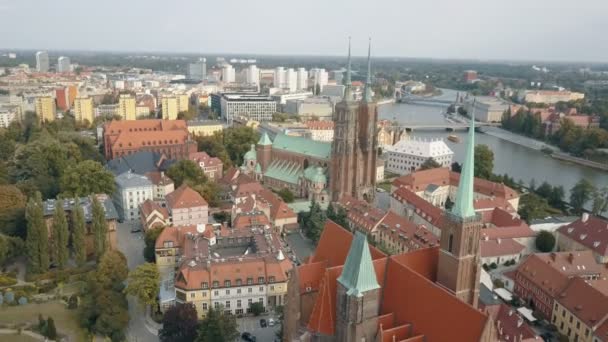 Wroclaw, Polonya 'daki Eski Şehir meydanının hava aracı görüntüleri. Katedral Adası, Pazar Meydanı, Gökyüzü Kulesi, St. Elisabeth Kilisesi, panoramik manzara. AB Seyahati. — Stok video