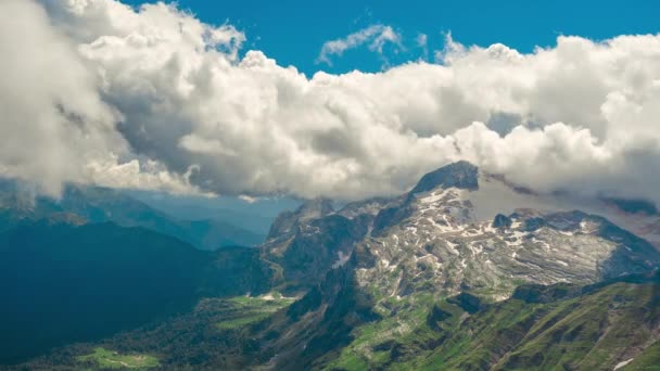 Kafkasya 'daki ünlü Fisht Dağı' nın, güneşli bir havada, kalın bulutlu bir havada, bahar öğleden sonra havadan çekilmiş güzel manzara görüntüsü. Şaşırtıcı bir zaman atlaması dağ zirvesinin doğa görüntüsü. — Stok video