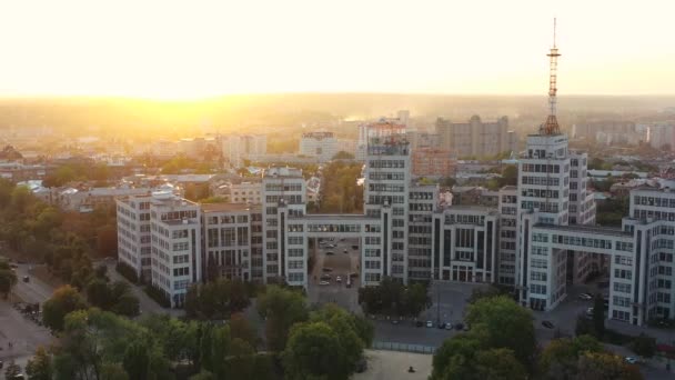 Özgürlük Meydanı 'ndaki Kharkov' un merkezindeki ünlü Sovyet binası Derzhprom 'un helikopterinden uzak mesafedeki görüntüler konut binalarının arka planına ve ilkbaharda gün batımının güzelliğine karşı.. — Stok video