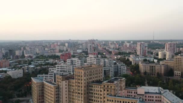 Fantastisk panoramabild av berömda Karazin University och den historiska byggnaden Derzhprom ligger på Freedom Square mot bakgrund av bostadshus och horisonten, Charkov, Ukraina. — Stockvideo