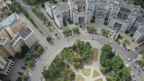 Flygfoto vacker bild av den berömda Karazin University och historiska Derzhprom byggnad i centrum av Charkov på Freedom Square, vägtrafik, park med träd på eftermiddagen på våren, Ukraina. — Stockvideo