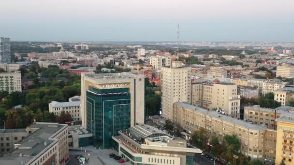 우크라이나 하르키우 주 Kharkiv, 08.05.2020: 하르 코프 시 프리덤 스퀘어에 위치 한 Kharkiv Palace Hotel 과 Karazin University 의 공중 샷. 현대적 이고 교육적 인 건물, 맨 위에 보이는 것. — 비디오