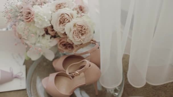 Pequeños regalos armenios de boda, bonbonbonniere o regalos de caja de dulces. Conjunto de decoraciones de boda. Hermoso ramo de rosas blancas. Mini ramos de flores, zapatos rosas en una caja de cristal . — Vídeos de Stock