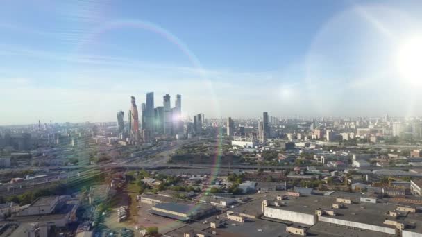 Vista panorâmica das alturas do distrito de negócios no centro de Moscou, arranha-céus modernos, tráfego rodoviário, edifícios residenciais em um dia ensolarado quente contra o horizonte com o céu, Rússia . — Vídeo de Stock