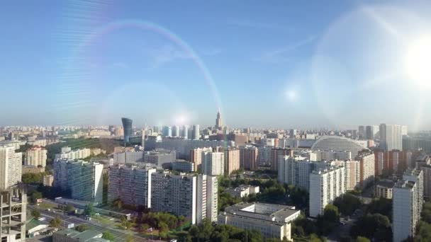 Vue panoramique du matin sur le quartier résidentiel de Moscou avec des immeubles de grande hauteur, diverses maisons modernes, des immeubles de bureaux sous le soleil et des points forts à l'horizon contre le ciel, vue d'en haut . — Video