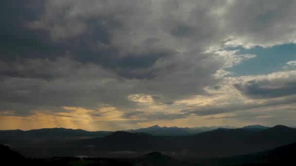 Acelerada fotografía de paisaje de grandes nubes en movimiento como el humo sobre hermosas montañas del Cáucaso en la República de Adygea, Rusia. Naturaleza de las montañas y los bosques bajo las nubes en el timelapse . — Vídeo de stock