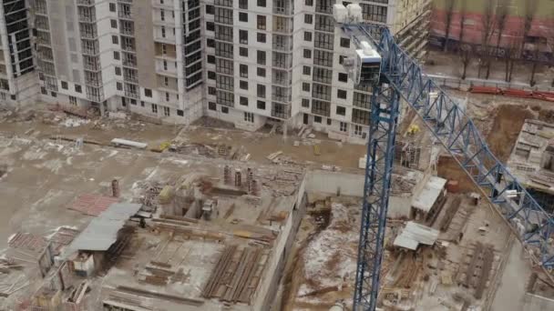 Plano aéreo de la obra, grúa azul y la construcción de un número de nuevos edificios modernos de gran altura para la vivienda y la oficina en el centro de Jarkov. Industrialización y desarrollo urbano . — Vídeo de stock