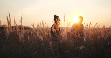 Milenyum gelini ve damadı akşamları günbatımına karşı dikenli çayırlarda yürüyorlar. Avrupalı düğün çifti terk edilmiş bir arazide aktif romantik bir tatil geçiriyor..
