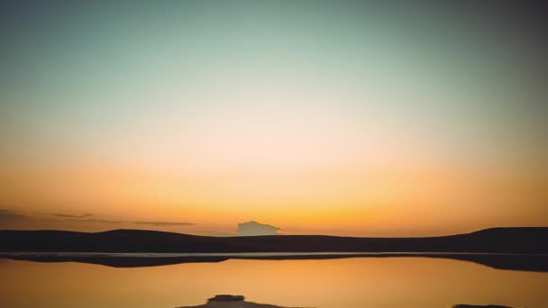 Belo lago mineral Koyashsky ao entardecer na primavera na Crimeia, Ucrânia, vista superior. Voo sobre o lago Kayashsky salgado contra o pano de fundo do pôr-do-sol à noite sob cor laranja. Prazo de validade da natureza — Vídeo de Stock