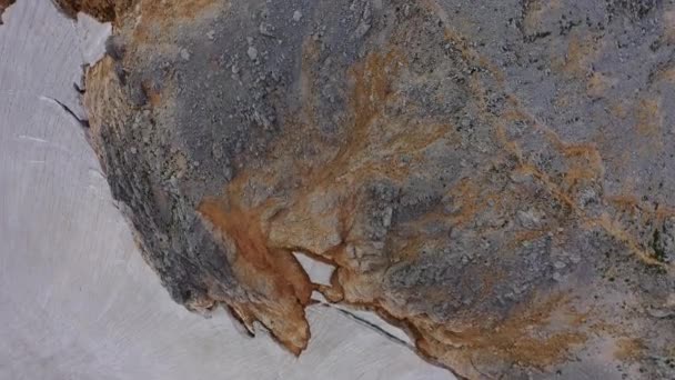 Vue aérienne verticale du sommet de la montagne enneigée dans le Caucase recouvert de rochers gris-brun, Adygea, Russie. Concept de tourisme, alpinisme de randonnée alpinisme en montagne voyageant dans de beaux reliefs naturels