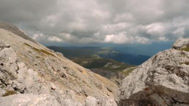Karda taş ve kayaların güzelliği. Rusya, Adygea 'da, Kafkasya' da, harika dağ kar vadisinin altındaki manzara. Aktif seyahat kavramı, turistler için sağlıklı yaşam tarzı.