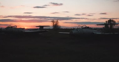 Gün batımına karşı ıssız bir alanda Sovyet savaş uçaklarının mezarlığı. Terk edilmiş eski bombardıman uçaklarıyla şehir dışında bir havaalanı. SSCB 'den beri askeri nakliye uçuşu.
