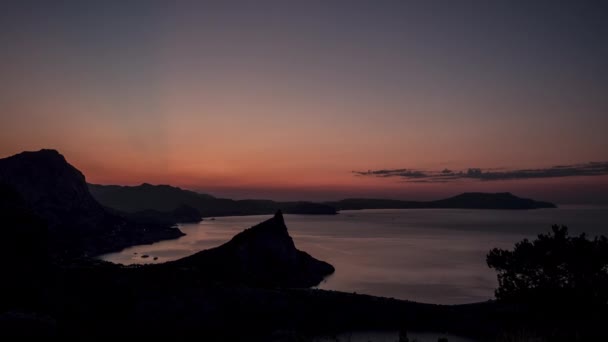 Hermosa toma aérea de la Bahía del Nuevo Mundo al atardecer bajo el cielo rosado. Vista panorámica del lapso de tiempo de los acantilados cerca del Mar Negro antes del amanecer del sol, Crimea. Océano y montañas por la noche, vista superior . — Vídeos de Stock