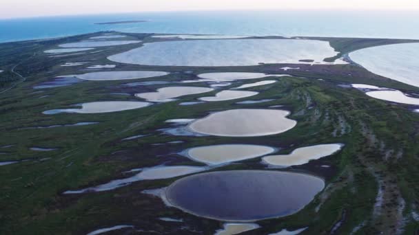 Vue aérienne du paysage de droite à gauche de la magnifique nature de la belle réserve, de nombreux lacs entre les rives avec de l'herbe coulant dans la mer. Merveilleux endroit sauvage dans la saison estivale d'en haut.