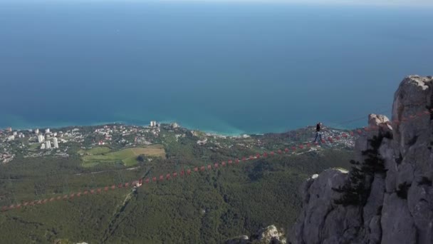 Vzdálená střelba z dronu nejvyšší hory Ai-Petri a most vedoucí na vrchol hory. Jeden z nejkrásnějších a nejpopulárnějších vrcholů mezi turisty v Alupka, Jalta, Ukrajina. — Stock video