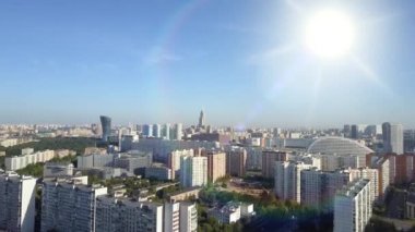 Konut binalarının geniş panoramik manzarası, güz mevsiminde parlak, kör edici güneşin altında sabahları modern binalar. Moskova 'nın merkez bölgesinin havadan görünüşü güneşin parlaklığı altında.
