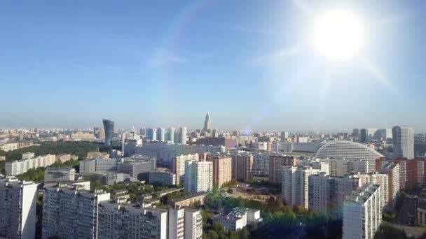 Rozsáhlý panoramatický výhled na obytné budovy, moderní budovy v dopoledních hodinách pod jasným, oslepujícím sluncem v podzimním období. Letecký pohled na centrální okres Moskva v záři slunce. — Stock video