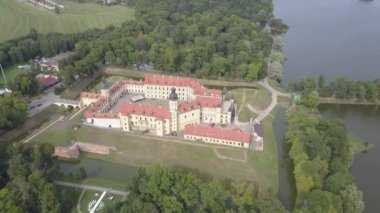 Belarus 'un Nesvizh kasabasındaki antik Nesvizh şatosunun muhteşem manzarası. Turistler için zorunlu bina. Göller ve parklarla çevrili Nesvizh şatosunun muhteşem manzarası.