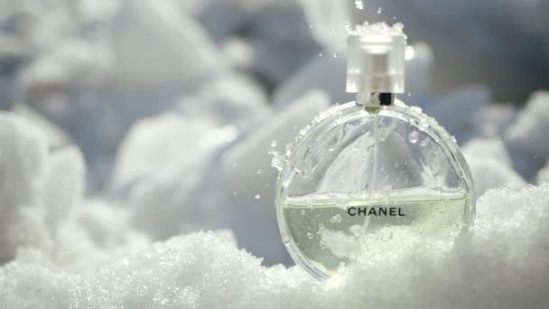 Kharkiv, Ukraine - 15 02 2020 : Bouteille de 50 ml aux parfums Chanel sur laquelle un peu de neige fond au soleil sur un tas de neige par temps ensoleillé en hiver. Charmante odeur. — Video