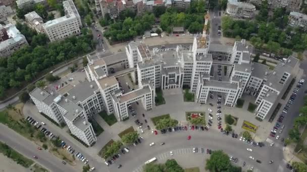 Den berömda grå byggnaden av Derzhprom från ovan, liksom Karazin University och bilar som reser nära byggnaderna på Freedom Square under vårsäsongen på eftermiddagen, Charkov, Ukraina. — Stockvideo