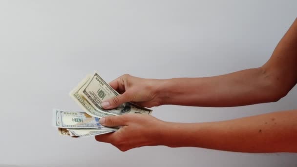 Detailní pohled na mladé ženské ruce, které počítají dolarové a eurobankovky. Ta holka drží balík peněz v bankovkách za 100 dolarů a 50 euro. Dobrý plat v dolarech a eurech. Velká hotovost. — Stock video