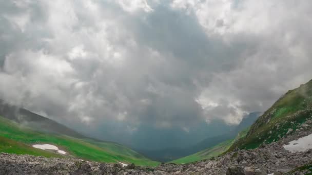 Hermoso plano panorámico del misterioso valle de las impresionantes montañas Adygei, cubierto de hierba y piedras bajo las enormes nubes del cielo en el Cáucaso, Rusia. Timelapse en la naturaleza con paisaje . — Vídeo de stock