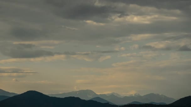 Mooie grote wolken bewegen zich door de lucht over de Kaukasus bergen in Adygea, Rusland, in een versneld panoramisch uitzicht. Timelapse vallei natuur in landschap uitzicht vanuit de lucht. Landschap van de lucht met bergen — Stockvideo