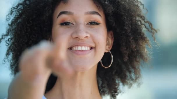 Feliz atractiva chica estudiante bonita étnica americana señalando con el dedo a la cámara y invitando a obtener una buena educación en el extranjero. Hermosa mujer africana le invita a ir a descuentos de ventas de vacaciones en las tiendas — Vídeos de Stock