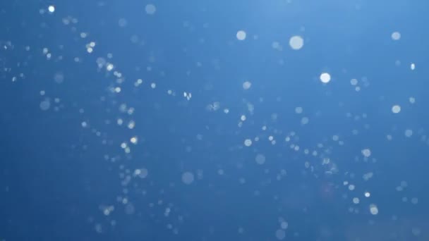 Spiraalvormige wervelingen van water op blauwe achtergrond van hemel en heldere zon. Concept van reinheid, lichaamsverzorging met behulp van vocht vloeistof. Waterbalans. Druppels heldere vloeistof. Cosmetische procedures, versheidsproducten — Stockvideo