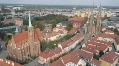 Polonya ve AB 'yi gezmek. Wroclaw 'daki Old Town meydanının hava aracı görüntüleri. Katedral Adası, Pazar Meydanı, Gökyüzü Kulesi, Aziz Elisabeth Kilisesi, Şehir Panoramik Manzarası.