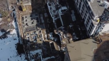 İşçilerin yaşamak için Kharkov, Ukrayna 'da yeni bir ev inşa ettikleri bir inşaat alanı ve bir vinç görüntüsü. Yeni bir ofis modern binasının inşası. Şehrin aktif gelişimi.