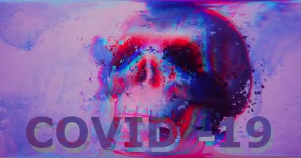 Multi colorido inscrição covid-19 com mau efeito de arte glitch pixel. Crânio com efeitos digitais abstratos interferência de ruído, TV quebrada. Futurismo retrô estilo antigo. Vídeo sinal de dano com corona vírus — Vídeo de Stock